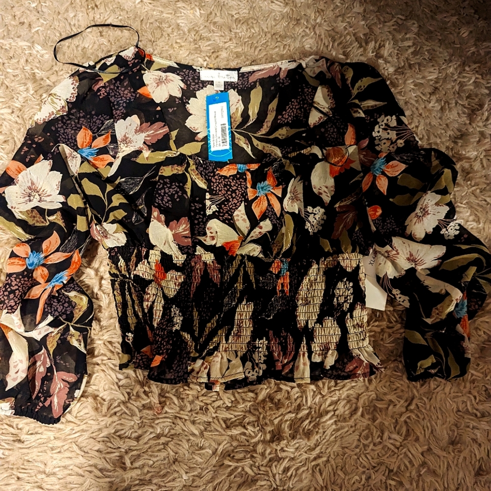 Shear flowy cropped pilgrim top